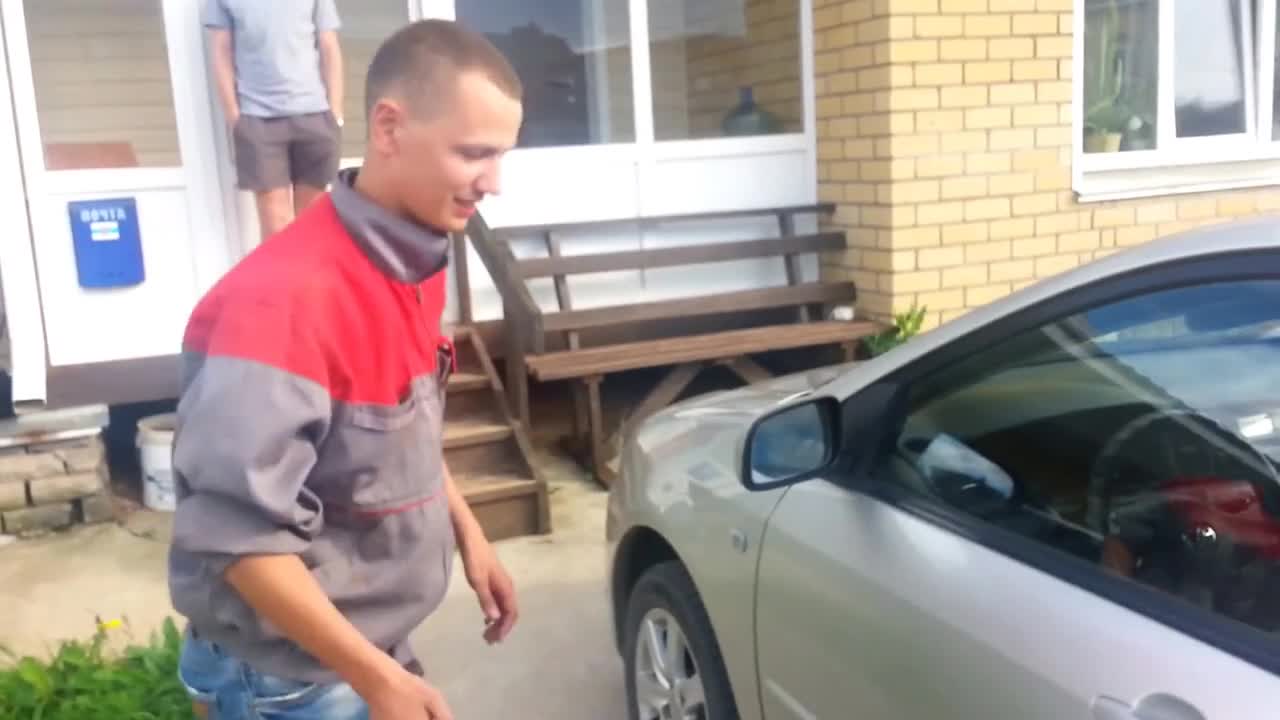 Ето Как Се Отваря Toyota Corolla Без Ключ За 2 Секунди!
