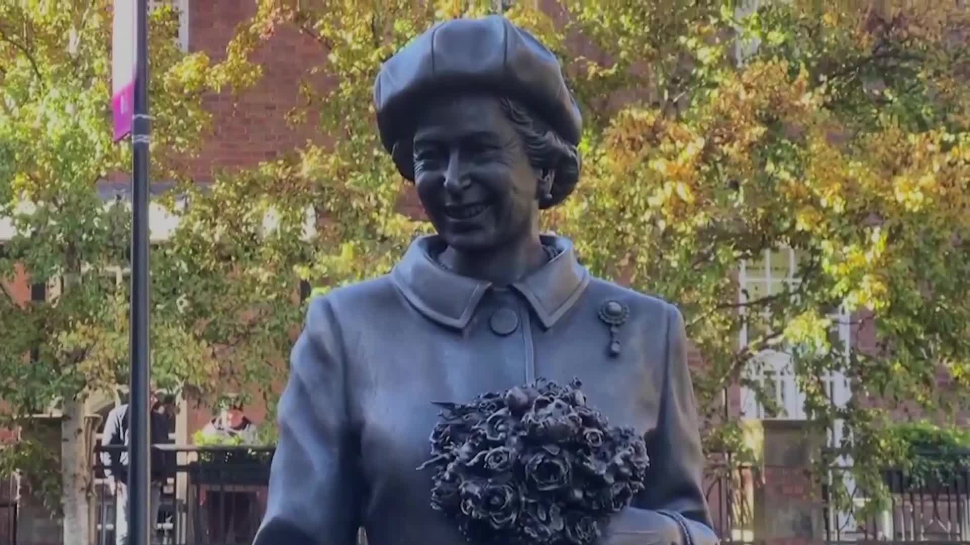 Представиха нова статуя на кралица Елизабет II в Нюкасъл ъндър Лайм