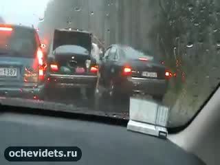 Нервак с бата се опитва да даде урок на нагъл шофьор 