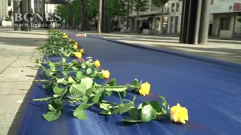 Войната в Украйна: София почита жертвите със 100-метрово синьо платно