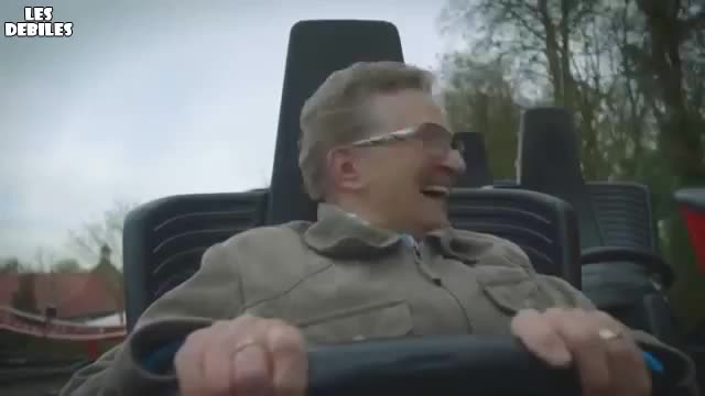 Жена на 70 годишна възраст, се качва за първи път на влакче!