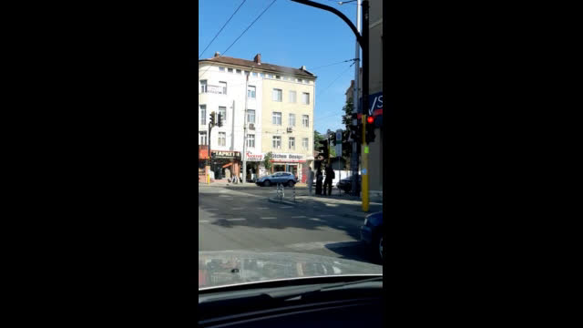 За мен десния завой на червено е разрешен