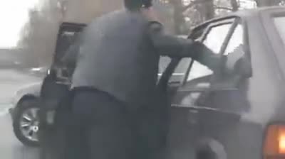 Русия - шофьор с мерцедес си получава заслуженото
