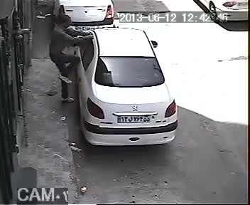 Автоапаш разпра с голи ръце врата на кола като Херкулес!