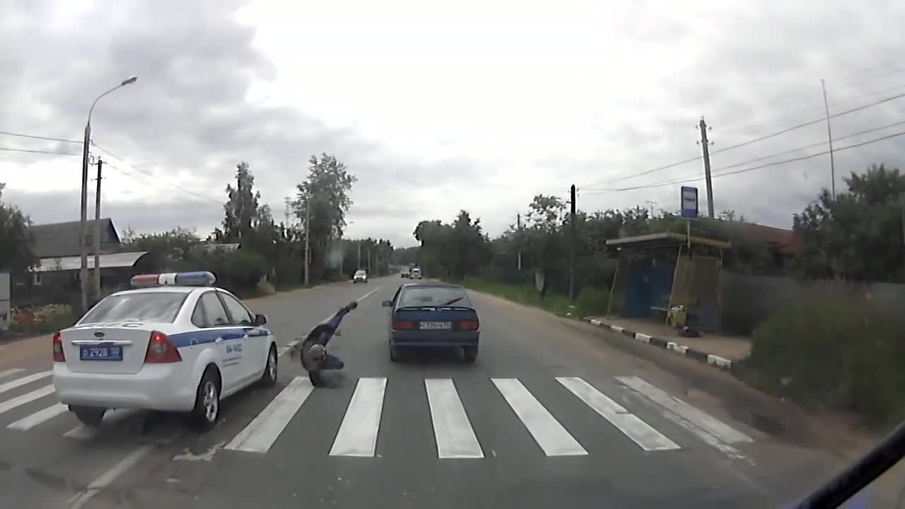 Патрулка блъска пешеходец на пешеходна пътека !