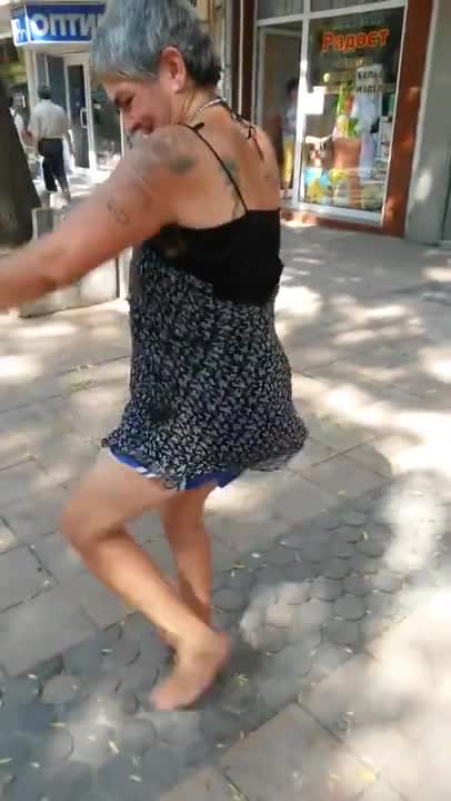 Смях! Луда Бабка Се Кълчи
