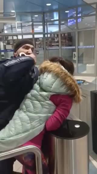 Арестуваха жена в метрото, защото е без маска