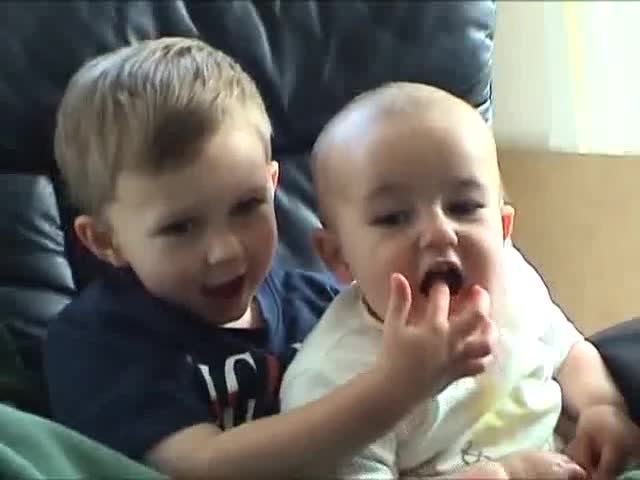 Смях - Чарли ми ухапа пръста :d