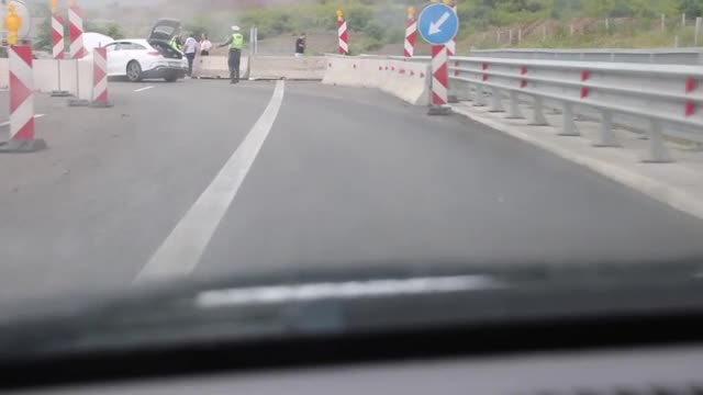 Кола се заби в бетонен блок на АМ "Струма"