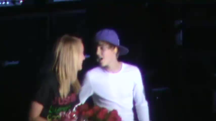 Фенка се опита да целуне Justin Bieber.. амаа слабо.. ;d 