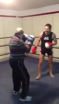 Никога не подценявай боксьор от Старата школа!
