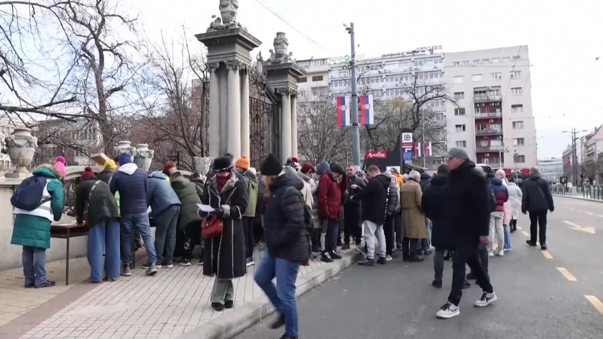 Хиляди в Сърбия се подписаха за свикване на предсрочни парламентарни избори