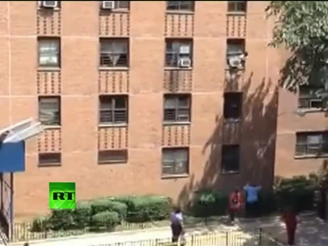 Видео – Мъж спасява момиченце, което се хвърля от третият етаж! Истински Герой!