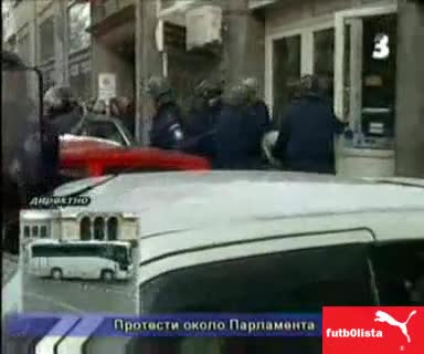 Полицаи пребиват момче от протеста в София 14.01