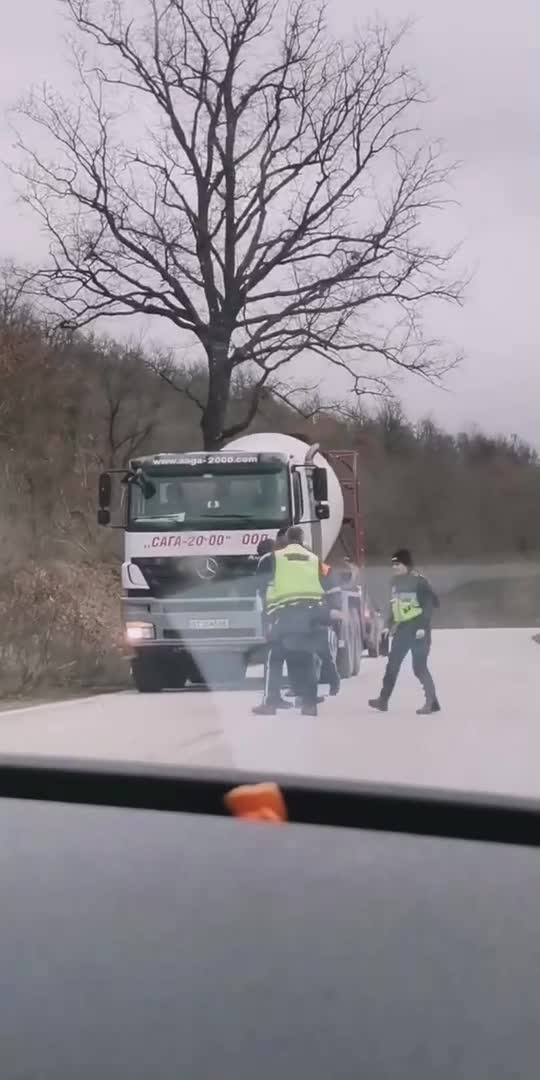 Преобърнал се камион на пътя Драганово - Сушица