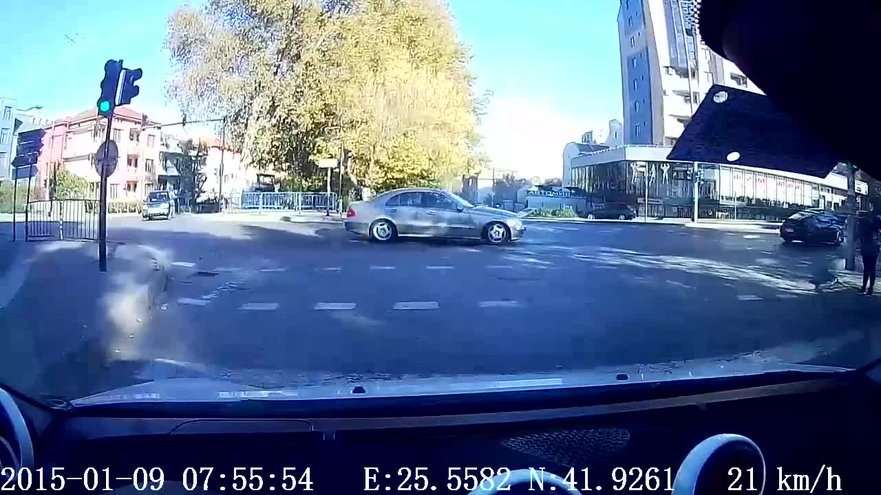 Кола минава на червен светофар в Хасково