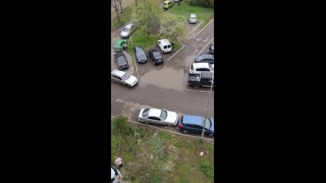"Моята новина": Кола се вряза в жилищен блок