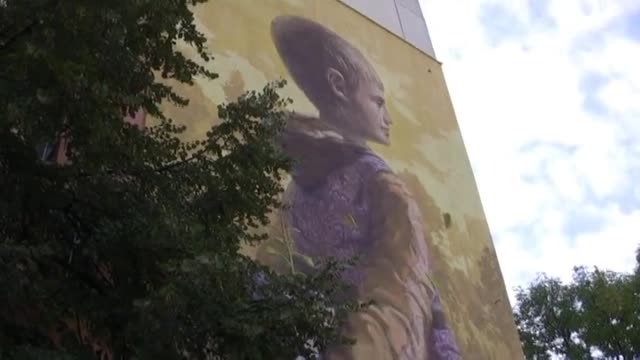 Момче върху шест етажа