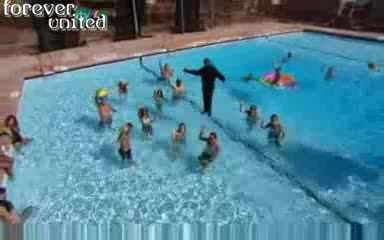 Разбулените Тайни На Магията - Мага ходи по вода в басейн