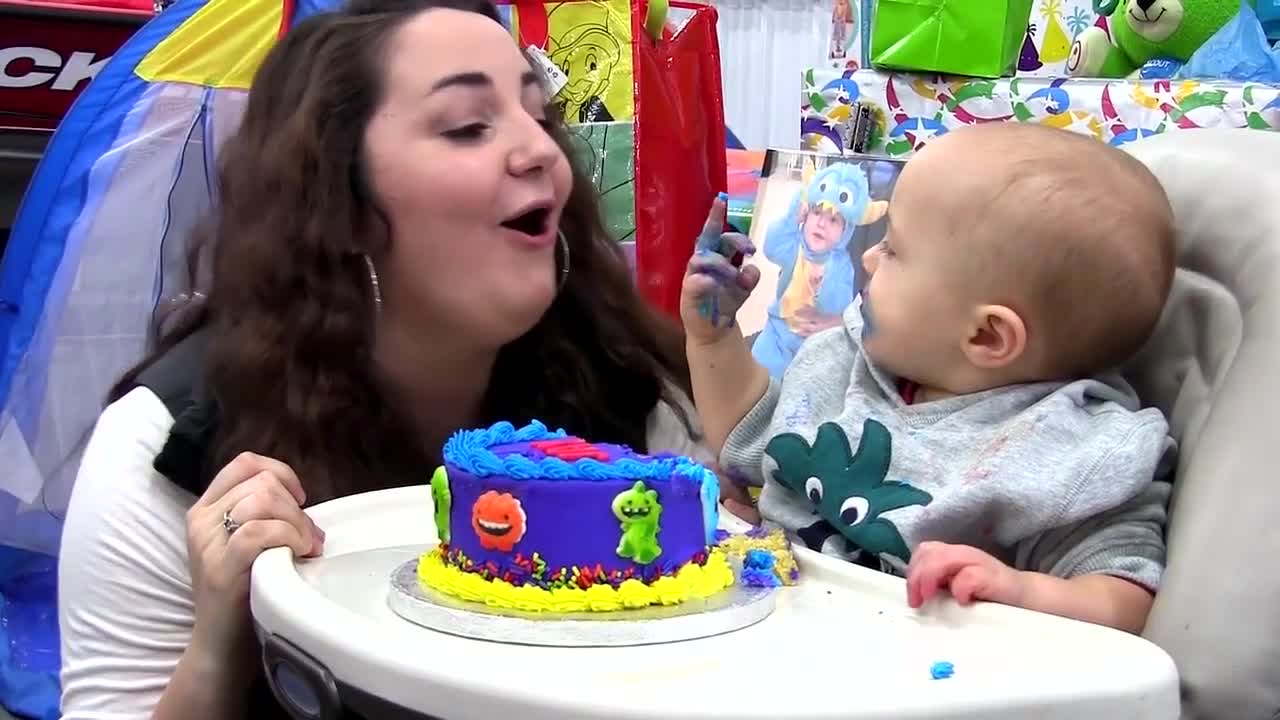 На това бебче му писна от глупостите на майка му!
