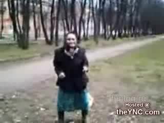 Бабичка танцува след 3 енергиини напитки в парка