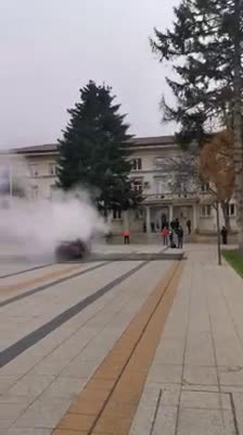 От "Моята новина": Мъж запали колата си пред Община Враца