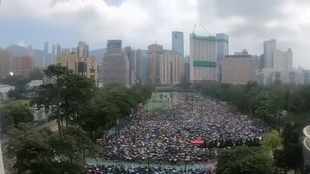 Стотици хиляди отново излязоха на протест в Хонконг