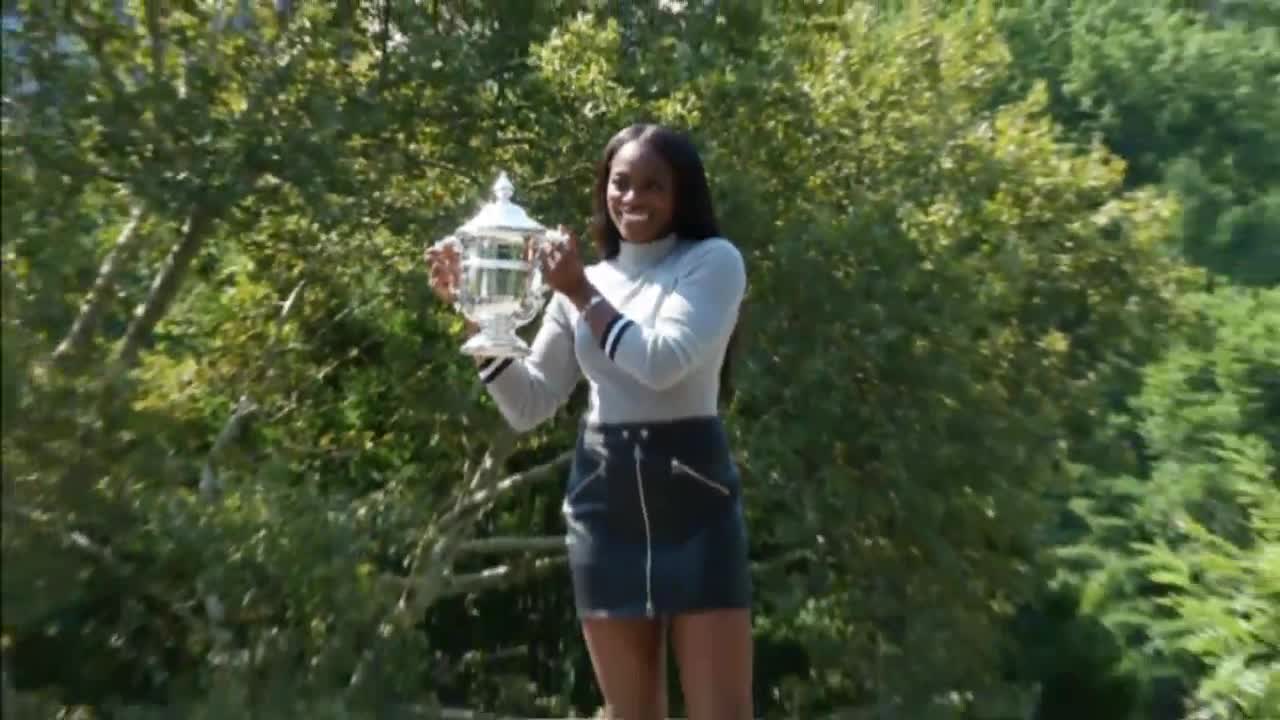 Слоун Стивънс позира с трофея от US Open в "Сентрал Парк"