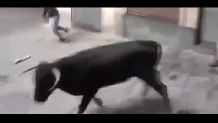 Момиче видя смъртта в очите след среща с разбеснял се бик !