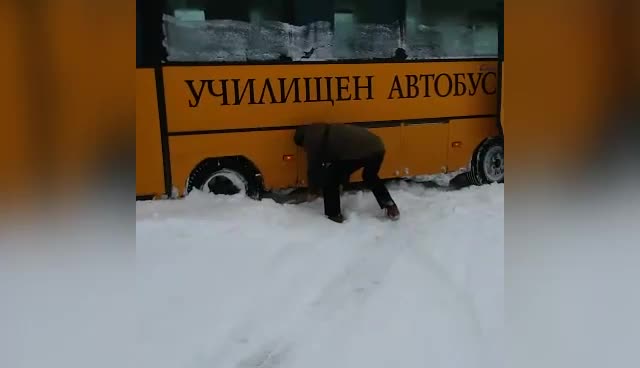 Училищен автобус с деца закъса в преспите край Маслиново