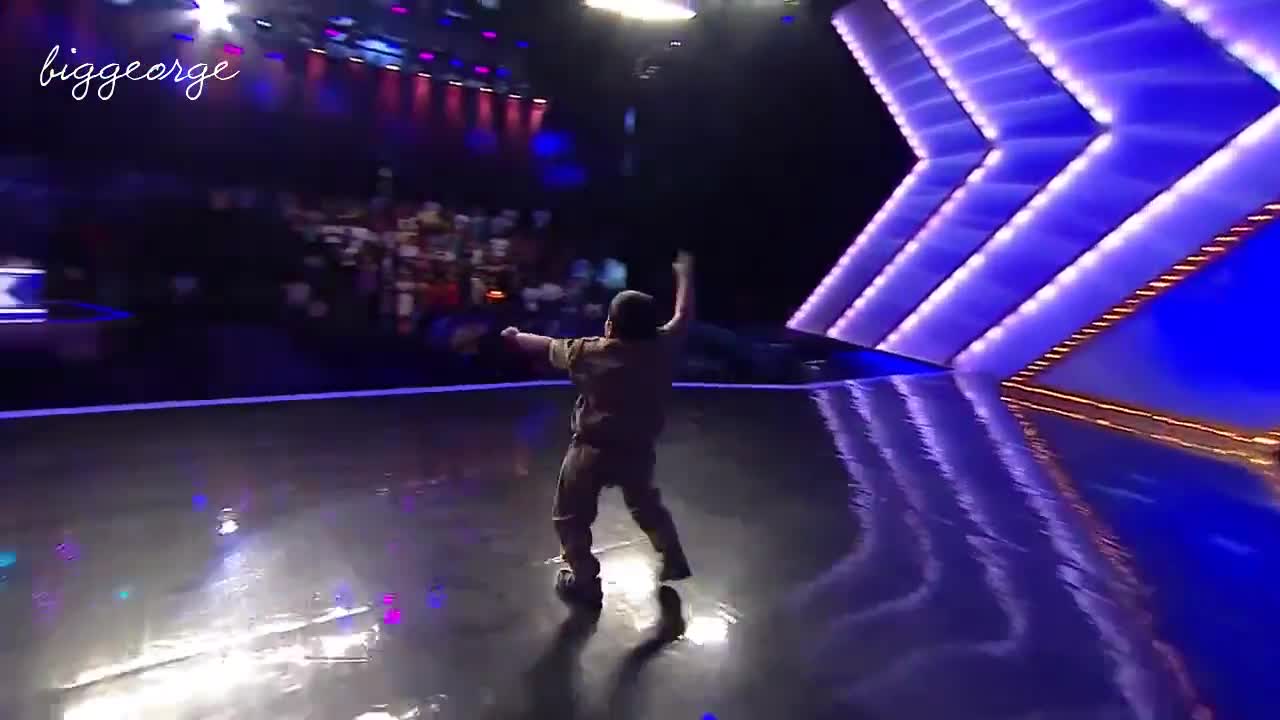 >Дебело Индийче Танцува Лудо На Индия Търси Талант : D