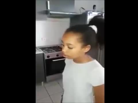 Малко момиче пее песен на Ed Sheeran