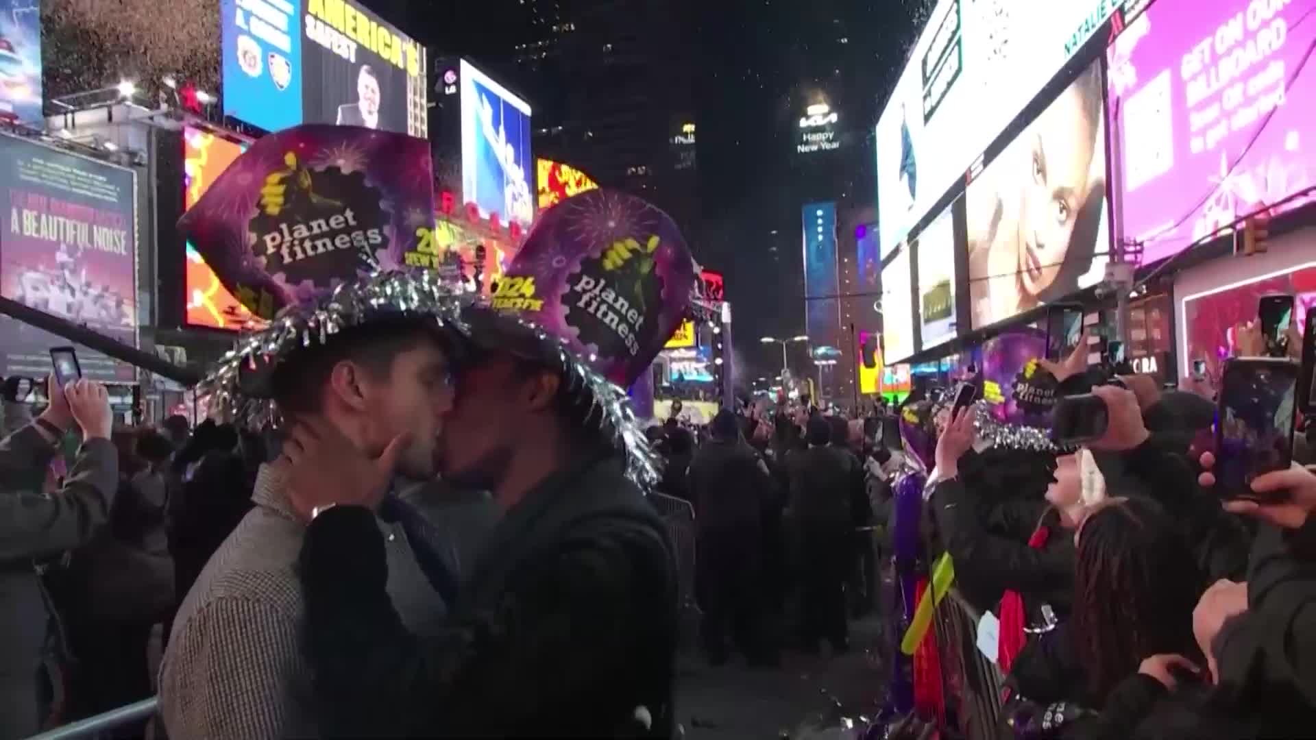 Хиляди посрещнаха Нова година на "Таймс Скуеър" под дъжд от конфети (ВИДЕО)