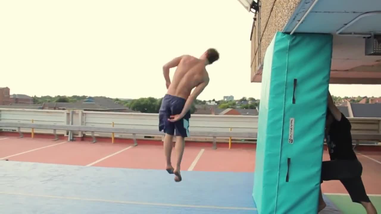 Damien Walters срещу The Airtrick Mat ..2013.. Невероятни!