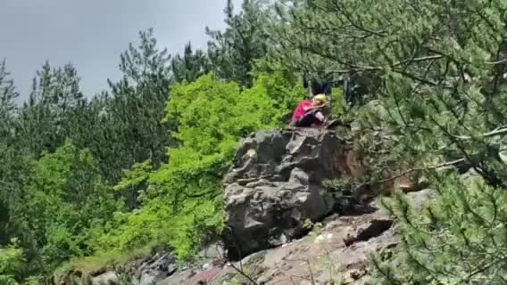Алпинисти бутат опасни скали по пътя за Чудните мостове