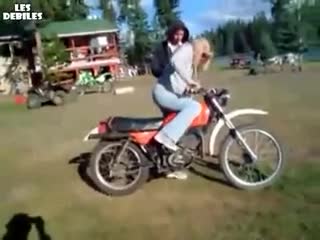 Толкова тъпа блондинка не се вижда всеки ден! 