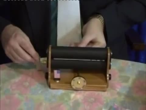 Щура сглобяема магическа машинка принтира банкноти