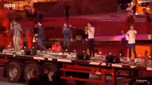 One Direction на церемонията по закриването на Олимпийските игри - What Makes You Beautiful