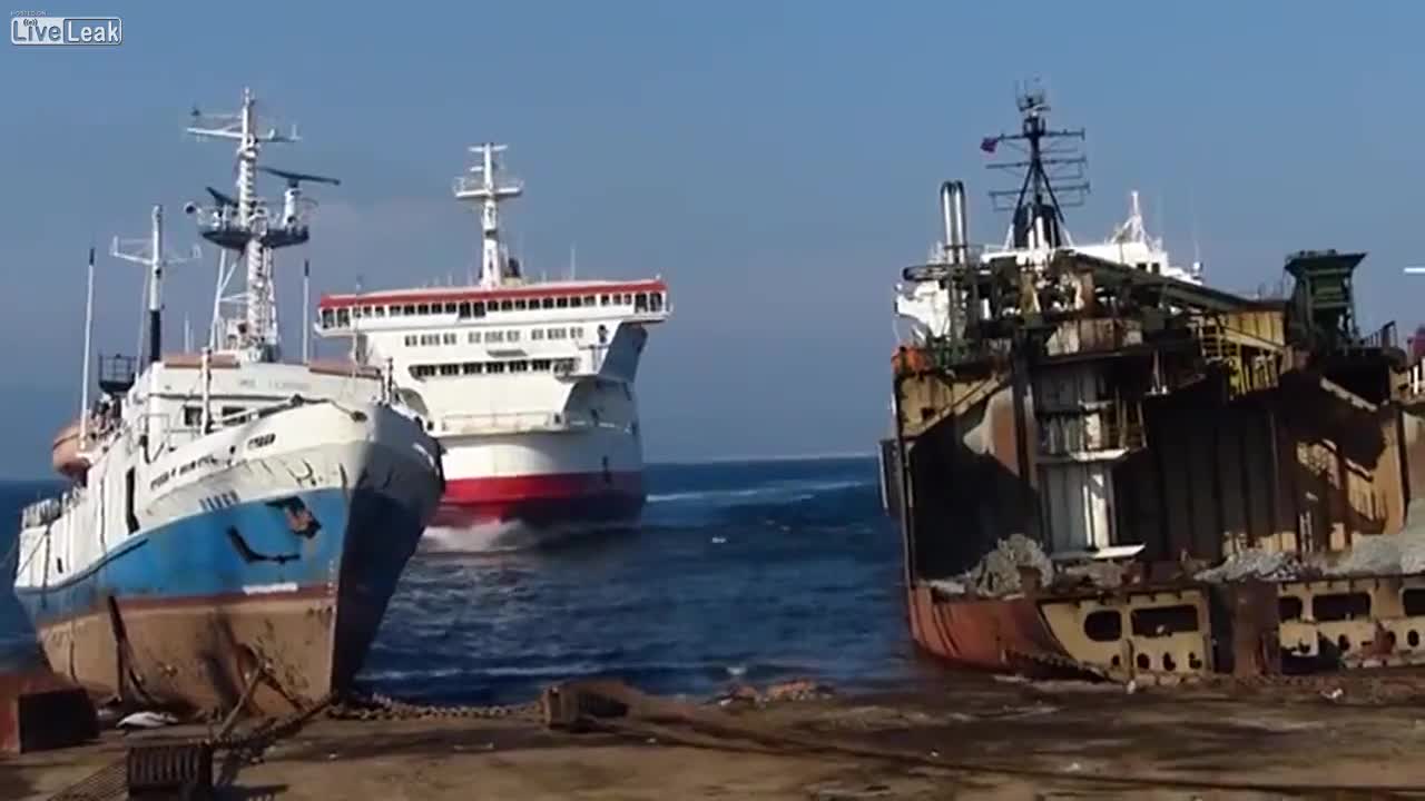 >Кораб с'мръсна газ'влиза в брега