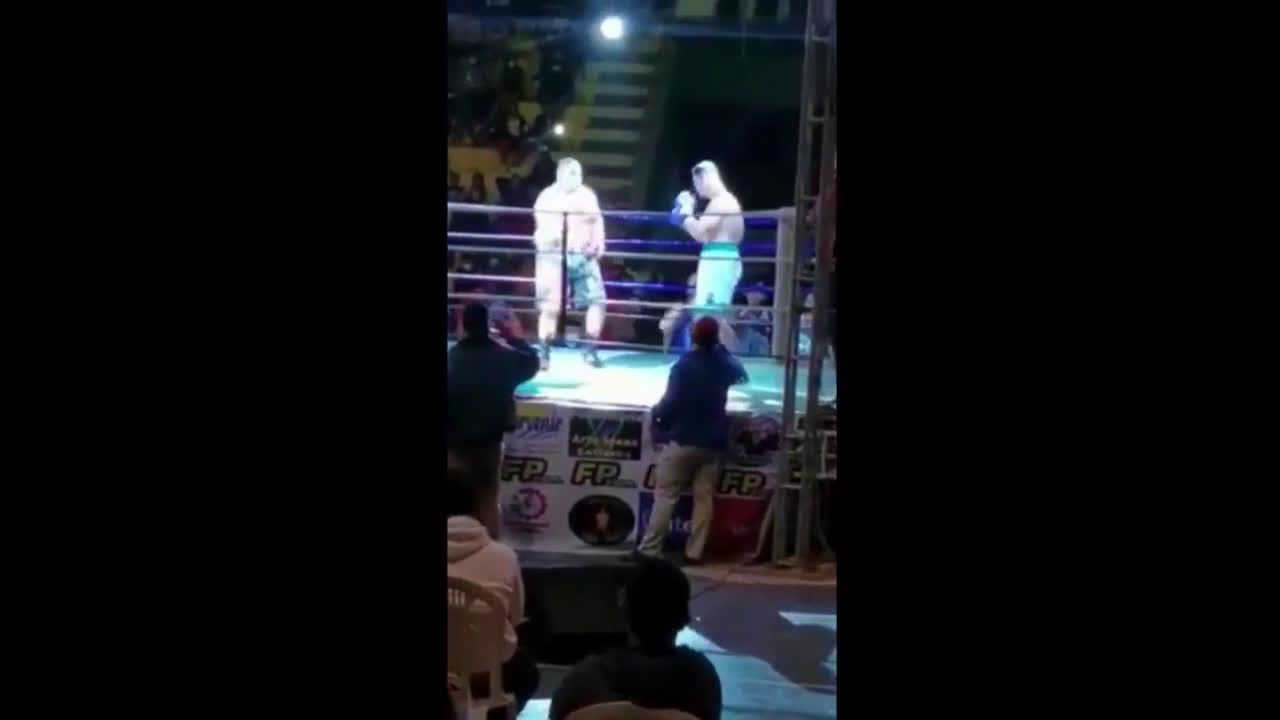 Боксьор побесня и срита в главата своя съперник