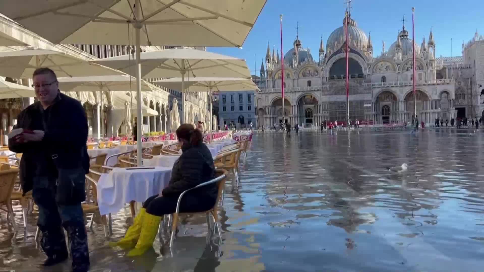 Защитиха базиликата Сан Марко във Венеция от наводнения (ВИДЕО)
