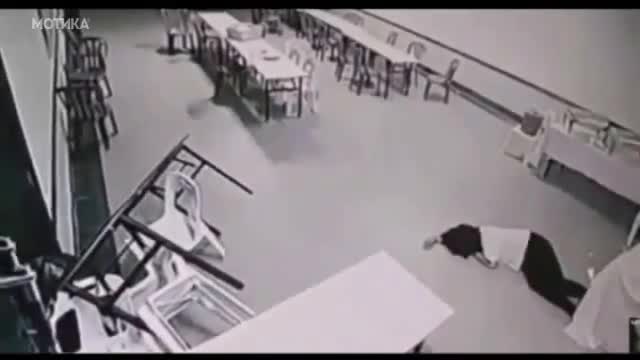 Камера заснима дух, който напада жена в хотел