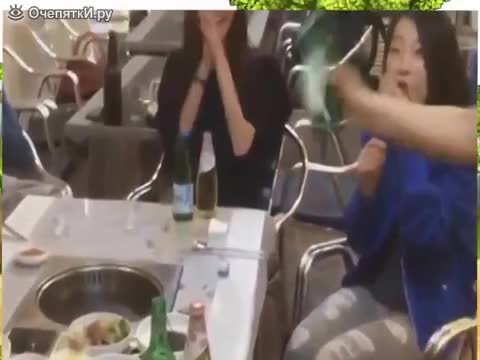 Това сипване на алкохол в чаши сигурно ще се изучава от всички бармани!