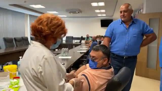 Бойко Борисов се ваксинира