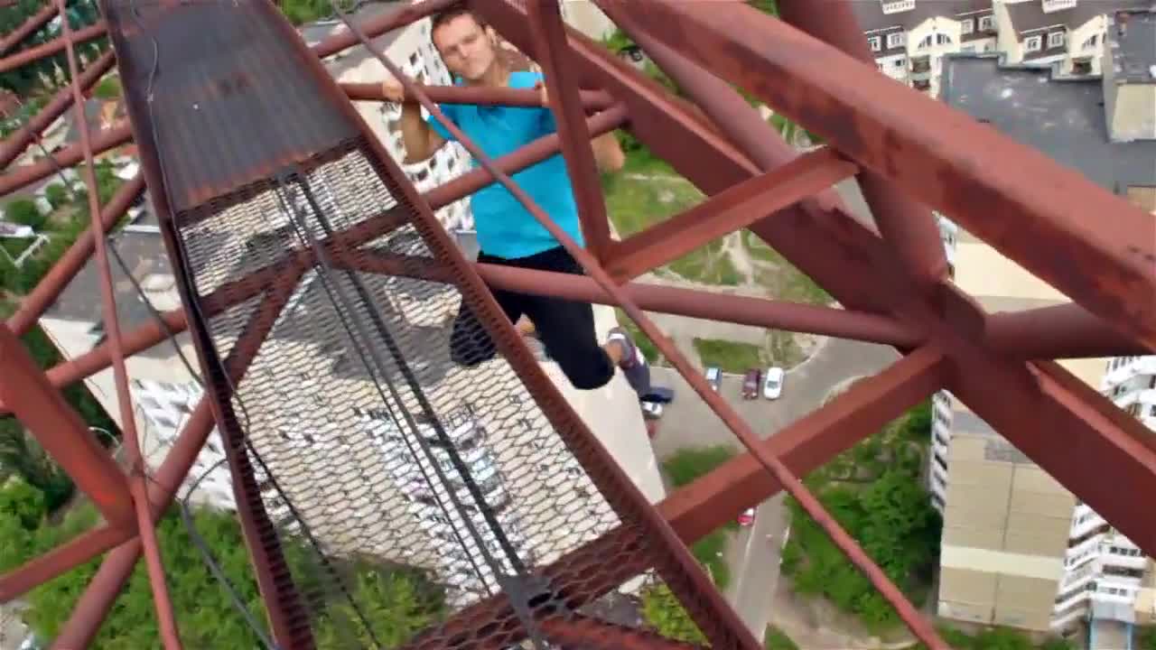 Едно погрешно движение и си там ... долу!