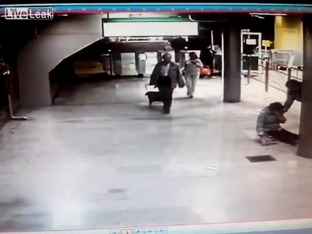 Жена се блъска в бетонна колона