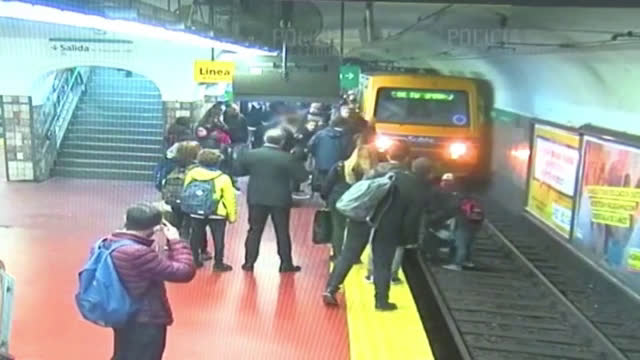 Мъж припадна и бутна жена пред метрото в Буенос Айрес