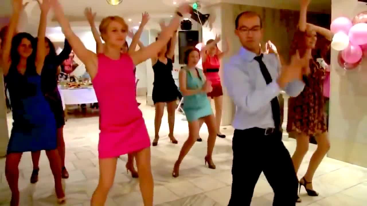Секси танцьорка изненада водещия на сватба в Русия!
