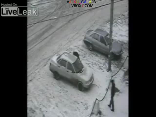 Яко - Полицай Хваща Пич Докато Краде Кола!!! 