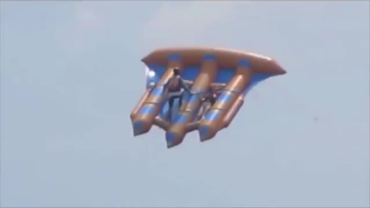 Пич лети върху надуваема лодка Like A Boss
